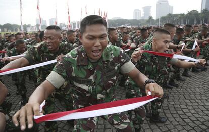 Miles de indonesios se han unido a las manifestaciones organizadas por los militares en un intento de demostrar la unidad nacional frente a las tensiones religiosas y raciales que dividen a la nación musulmana más grande del mundo.