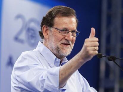 El candidato del Partido Popular a la presidencia del Gobierno de Espa&ntilde;a en las pr&oacute;ximas elecciones generales del 26J, Mariano Rajoy, durante el encuentro que mantuvo hoy con afiliados y simpatizantes en el Recinto Ferial de la capital tinerfe&ntilde;a. 