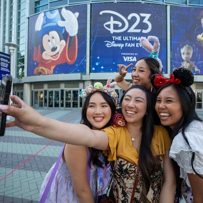 AME9601. LOS ÁNGELES (ESTADOS UNIDOS), 10/08/2024.- Mujeres se toman una foto en el The Ultimate Disney Fan Event, en Centro de Convenciones de Anaheim. Por décadas Disney ha movilizado a miles de seguidores alrededor del mundo a visitar no solo las salas de cines, sino también las tiendas, parques temáticos y resorts que posee, pero desde 2009 los ha atraído al evento bianual D23, donde la franquicia presenta los adelantos de sus próximas producciones. EFE/ The Walt Disney Company /SOLO USO EDITORIAL/SOLO DISPONIBLE PARA ILUSTRAR LA NOTICIA QUE ACOMPAÑA (CRÉDITO OBLIGATORIO)
