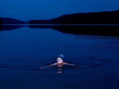 La monitora de natación de invierno Pälvi Pälvimäki nada al amanecer.