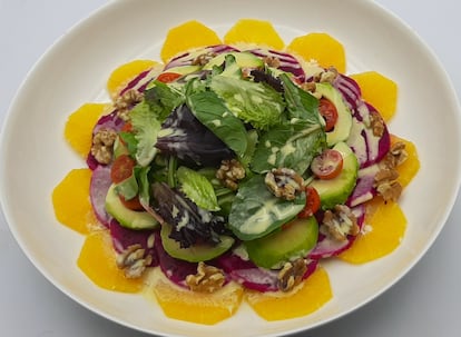 Ensalada de pitaya, naranja y mango del cocinero Enrique Sánchez. Imagen proporcionada por el chef.