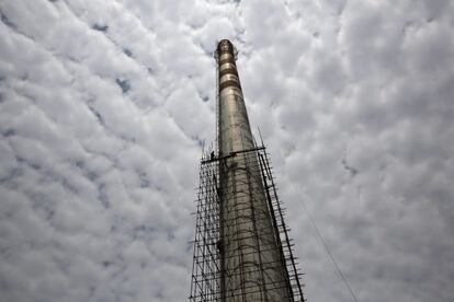 El derribo de una chimenea de en una fábrica de China.