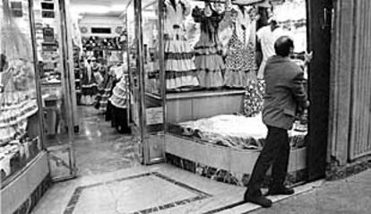 Una tienda de la calle Tetuán de Sevilla especializada en trajes de flamenca.