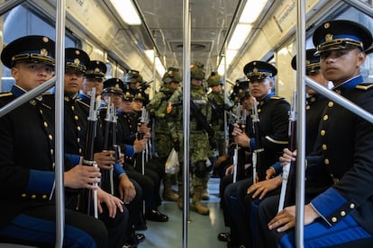 Cadetes viajan desde el Metro Toreo hasta la estación Pino Suárez, como parte del ejercicio de 'Levantamiento de tropas'.