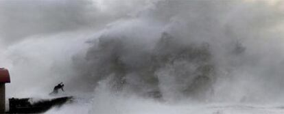 El mar arrastra a un joven en Lekeitio (Vizcaya), donde las olas alcanzaron  los ocho metros de altura.