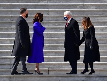 La vicepresidente Kamala Harris acompaña a el exvicepresidente Mike Pence al terminar la ceremonia de investidura.