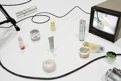 Bodegones de belleza con productos de cuidado para el cuello