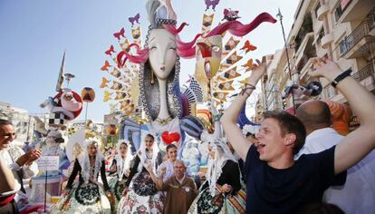 Miembros de la agrupación festera Séneca-Autobusos celebran el galardón al mejor monumento de categoría especial