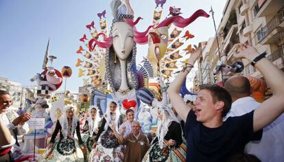 Miembros de la agrupaci&oacute;n festera S&eacute;neca-Autobusos celebran el galard&oacute;n al mejor monumento de categor&iacute;a especial