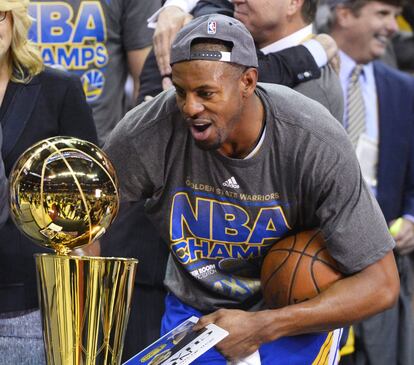 El jugador de Warriors Andre Iguodala observa el trofeo de campeón de la NBA 