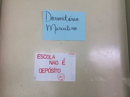 As salas de aula viraram os dormitórios.