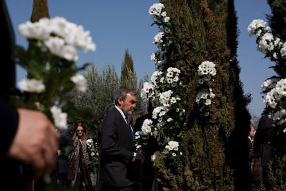 Asistentes al homenaje por los muertos en los atentados del 11-M,  depositan flores en recuerdo de las v&iacute;ctimas en el Bosque de los Ausentes. 