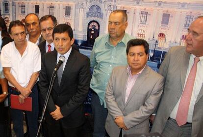 El presidente del Congreso, Víctor Isla, este martes durante la conferencia de prensa donde se anunció la retirada del aumento de salarios de los congresistas