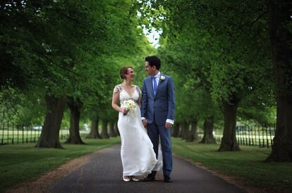 Ed Miliband y Justine Thornton, fotografiados tras celebrar su matrimonio civil en Nottinghamshire, en el centro de Inglaterra, el 27 de mayo.