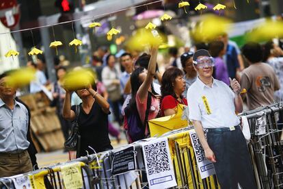 Recorte del presidente de China, Xi Jinping, en la que los manifestantes pro-democracia ponen gafas y una cinta amarilla, sus símbolos, en la parte de Mongkok del distrito de compras que están ocupando en Hong Kong.