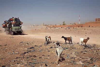 Comienza el viaje. Un camión sobrecargado sale de Niamey hacia Agadez, una conflictiva ciudad en el centro de Níger, puerta de entrada al desierto. A ella llegan cada día unos 300 inmigrantes en travesía hacia el Primer Mundo.