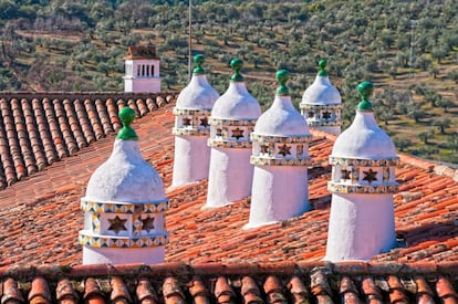 Chimeneas del parador de Guadalupe, en Cáceres.