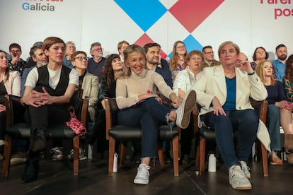 Desde la izquierda, la candidata de Sumar a la presidencia de la Xunta, Marta Lois; la líder del partido, Yolanda Díaz, y la ex alcaldesa de Barcelona, Ada Colau, en el cierre de campaña de Sumar, el día 16 en Santiago de Compostela.