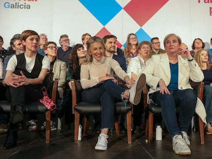 Desde la izquierda, la candidata de Sumar a la presidencia de la Xunta, Marta Lois; la líder del partido, Yolanda Díaz, y la ex alcaldesa de Barcelona, Ada Colau, en el cierre de campaña de Sumar, el día 16 en Santiago de Compostela.