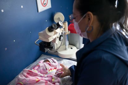 La Dra. examina a una paciente.