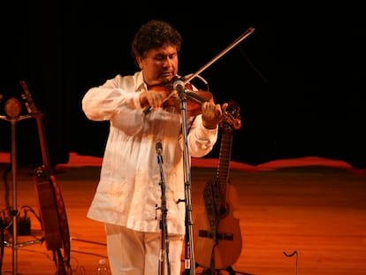 El multiinstrumentista mexicano Alejandro Flores durante una presentación.