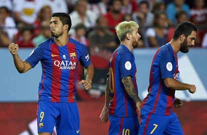 Suárez celebra un gol junt amb Messi i Arda.