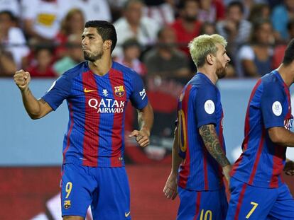 Suárez celebra un gol junto a Messi y Arda.