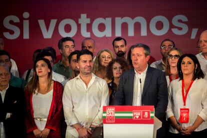 Juan Espadas, entre el secretario de Organización del PSOE andaluz, Noel López, y la vicesecretaria general Ángeles Ferriz en su comparecencia sin preguntas tras conocer su derrota.