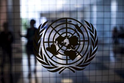 Logotipo de la ONU en una puerta de cristal del edificio de la Asamblea.