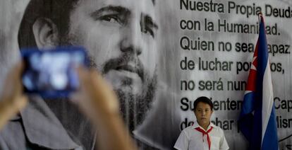 Una niño posa para una foto en el memorial de Fidel Castro en Guanabacoa.