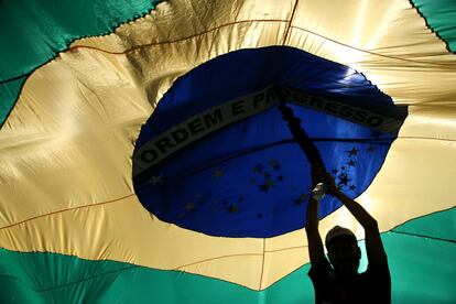 Imagem de Brasília. Brasileiros vão às ruas enquanto a Câmara decide sobre o impeachment de Dilma Rousseff. 