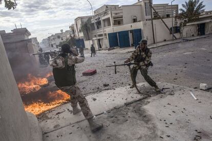 Combatientes rebeldes disparan sus ametralladoras contra posiciones del Ejército libio en Sirte (Libia), en 2011.