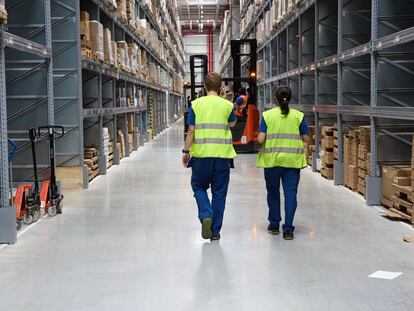 Trabajadores de Ikea en el centro de San Sebastián de los Reyes (Madrid).