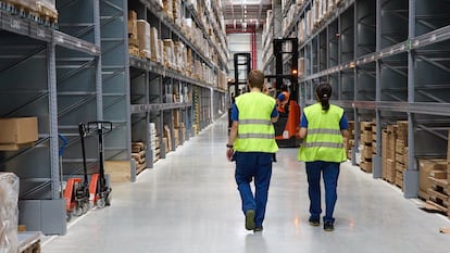 Trabajadores de Ikea en el centro de San Sebastián de los Reyes (Madrid).