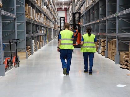 Trabajadores de Ikea en el centro de San Sebastián de los Reyes (Madrid).