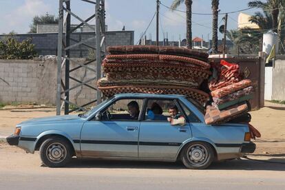 Palestinos que huyen transportando sus pertenencias llegan a Rafah, al sur de la Franja, este jueves.
