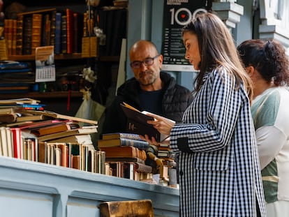 La reina Letizia visita la feria de libros permanente de Madrid en la Cuesta de Moyano con motivo de su centenario, este viernes 9 de mayo.