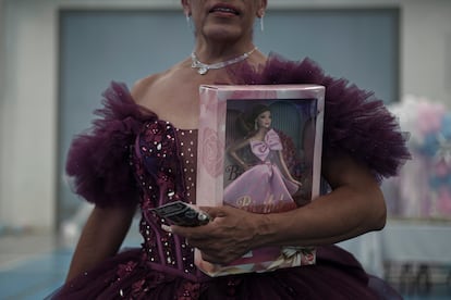 Georgina sostiene una muñeca como parte de la tradición de las quinceañeras.