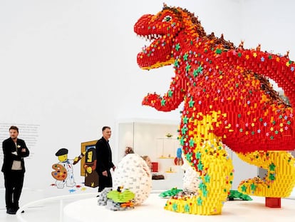 Un dinosaurio construido con piezas de Lego en una de las salas de las nueva Casa Lego en Billund (Dinamarca).