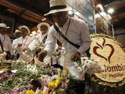 Los silleteros de Medellín (Colombia) hacen demostraciones de su arte floral en la pasada edición de Fitur.