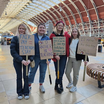 La profesora Anna Kettle (segunda por la izquierda), junto a otras compañeras, este miércoles en la estación londinense de Paddington.