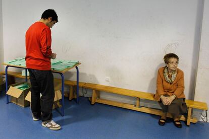 Electores, en un colegio de Sevilla.