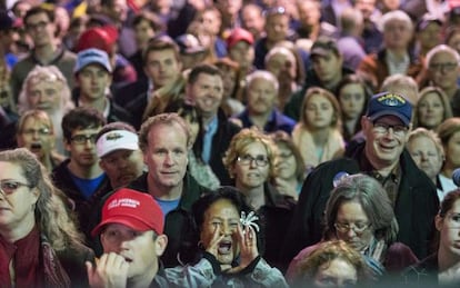 Seguidors de Donald Trump esperen el candidat a Carolina del Sud.