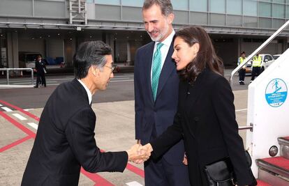 Los Reyes de España a su llegada a Japón.