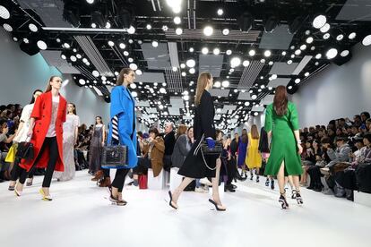 Raf Simons recurre a sus or&iacute;genes en la sastrer&iacute;a masculina y a sus &uacute;ltimas colecciones en Jil Sander para presentar un oto&ntilde;o colorido en Dior. Prendas correctamente estructuradas y en bloques de color.