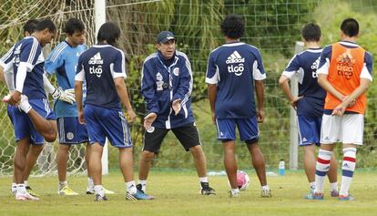 Pelusso dirige el entrenamiento de la selección paraguaya en Ypane, Paraguay.