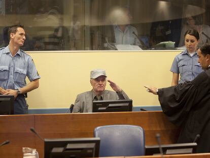 El exgeneral serbobosnio Ratko Mladic saluda militarmente desde el banquillo del Tribunal Penal Internacional para la antigua Yugoslavia, en La Haya.