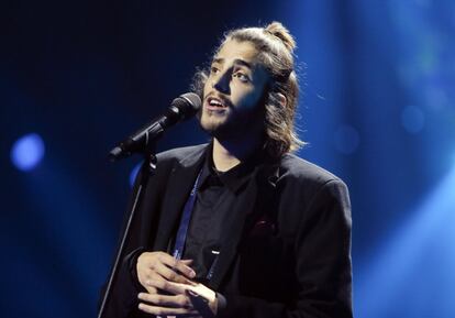 El cantante portugués Salvador Sobral interpreta la canción "Amar Pelos Dois".