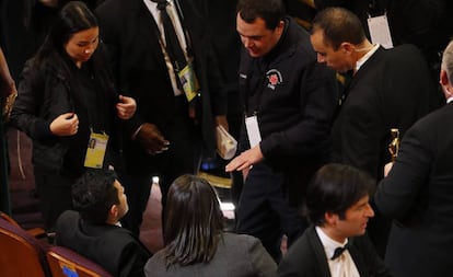 El actor Remi Malek, atendido por los servicios de emergencias del Dolby Theatre, en la gala de los Oscar.