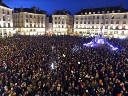 Milers de francesos es manifesten contra els atacs terroristes a 'Charlie Hebdo' al Palau Reial a Nantes.